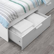 Il modello platsa è una struttura letto pensata da ikea per i monolocali o comunque le camere molto piccole. Brimnes Struttura Letto Con Cassetti Bianco 90x200 Cm Ikea It