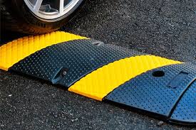 señales de advertencia de badén y rompemuelles protegiendo vehículos en Lima