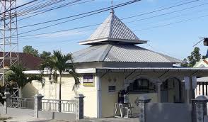 Tujuan membentuk pagar yang relatif terbuka seperti ini guna menciptakan kesan halaman rumah lebih lapang. Masjid Al Akbar Minimalis Tapi Representatif Kabar Madura