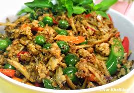 Paduan renyah daun singkong dan harum kecombrang bikin nambah nasi. Rasamasa Gulai Daun Singkong Teri