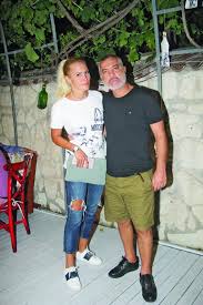 Erdal acar'ın çocukları cici anneleri kardelen acar'ı kutladı. 08 Kardelen Ergin Erdal Acar Diva Magazin