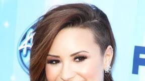She always looks fashion forward. Demi Lovato Dyed Her Hair Again Here We Chart Her Year In Color Transformations Teen Vogue