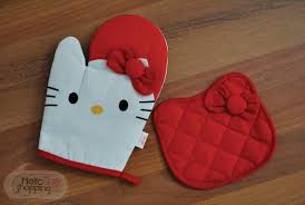 Hello kitty car jigsaw hello kitty lunchbox hello kitty coloring book hello kitty ear doctor hello kitty house makeover hello kitty fun ride. Agarraderas Para Cocina Rojo 231 00 Disfruta De Hornear Y Cocinar Cosas Deliciosas Con Estas Hermosas Agarraderas Y Manoplas De H Hello Kitty Kitty Crafts