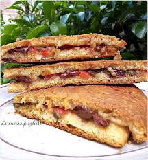 La focaccia rustica alla salentina è un lievitato soffice e gustoso tipico della cucina pugliese da usare come antipasto, per merenda, o anche come piatto unico. Focaccia Pugliese Ripiena Di Cipolle E Olive La Cucina Pugliese Cucina Tipica Pugliese E Non Solo