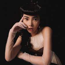 Lagu tersebut dipersembahkan titiek puspa. Isyana Sarasvati