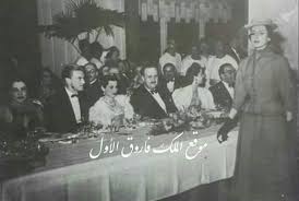 الأميره فوزيه تجلس بين زوج شقيقتها الأمير محمد على رؤوف والأمير الروسي كرماكوف من اواخر سلالة قيصر روسيا ثم شقيقتها الأميره فائزه أثناء حضورهما عرض أزياء لبيت ا