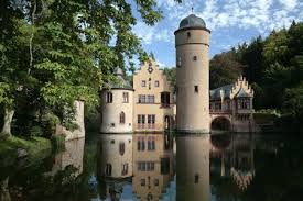 Mespelbrunn Est Un Des Plus Beaux Chateaux Du Nord De La Baviere Cache Dans Une Petite Vallee Le Chateau A Ete Epargnee Pa Deutschland Burgen Schloss Hof Burg
