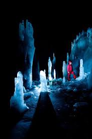 O potecă îngustă săpată în stâncă și câteva scări metalice ancorate în pereți înlesnesc coborârea celor 48 m cât măsoară adâncimea avenului. Pestera Ghetarul De La Scarisoara Visit Romania Romania Beautiful World