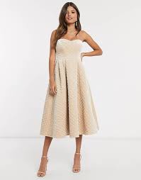 A prescindere dal tuo stile, abbiamo selezionato tanti vestiti da cerimonia unici e speciali come te. Asos Design Vestito Da Cerimonia Midi Premium A Fascia In Velluto Trapuntato Champagne Asos