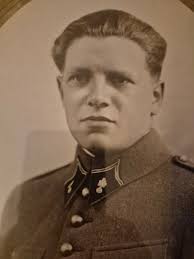 Bonsoir à tous. Pourriez vous m aider pour cette photo trouvée dans les  photos de famille mais dont j'ignore tout à part le nom du photographe bien  sûr 😀 Merci par avance.