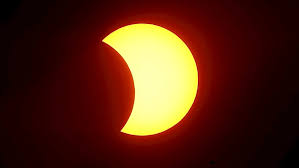 Estos fenómenos suceden durante unos pocos minutos y se repiten en un mismo lugar cada 375 años aproximadamente, según explica la. Eclipse Solar Parcial A Que Hora Se Vera En Espana Y Como Ver Hoy Onda Cero Radio
