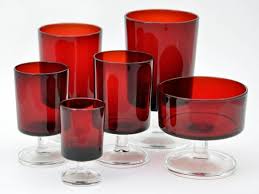 Le Verre Luminarc Est Une Deco Fantastique Pour Vos Fetes Archzine Fr Verres A Vin Vintage Verre Colore Rouge Rubis