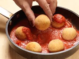 Preparate il sugo (trovate la ricetta perfetta qui) a metà cottura del sugo versate le polpette fritte. Polpette Di Pane Al Sugo