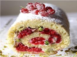 La Buche De Noel Legere Framboises Pistaches Au Mascarpone Est Une Buche Composee D Une Genoise Garnie Recette Dessert Noel Recette Noel Plat Idee Recette Noel