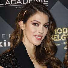 Iris Mittenaere Assume Ses Vergetures Sur Instagram Elle Beau Vergetures Microblading Sourcils
