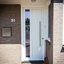 voordeur kunststof met houtnerf wit blok profiel met rechte hoek verbinding en rvs alfa greep voordeur houten voordeuren kozijn
