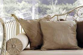 Lasciati conquistare da un cuscino in simil pelliccia!preferisci i materiali naturali? Cuscini Per Divani Un Tocco Decorativo In Casa