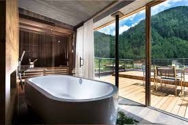 Hotel Valserhof In Vals Sudtirol Die Panoramasuite Mit Der Memo Badewanne Freistehend Hotel Italien Sudtirol Baden