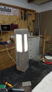 Dieser holzbalken sorgt für licht auf dem esstisch. Schicke Holz Lampe Selber Bauen So Geht S Bastel Town