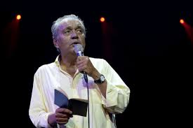 É desde 2003 comendador da ordem do mérito, grau honorífico que lhe foi atribuído pelo presidente da república jorge sampaio. 2014 Pagina 85 O Jornaleiro