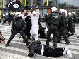 Unterstützen sie unsere lokalen einzelhändler, gastronomen und dienstleister. Demonstration In Solingen Salafisten Attackieren Polizisten Inland Faz