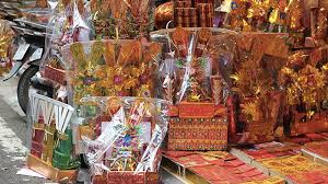 Hàng năm, vào ngày 23 tháng chạp là ngày táo quân lên chầu trời, bẩm báo những việc lớn việc nhỏ trong nhà của gia chủ trong một năm qua, nên có nơi con gọi là tết ông công ( tức là lên báo công với nhà trời). Lá» Cung Ong Cong Ong Tao Cáº§n Nhá»¯ng Gi Ngay Giá» Ä'Æ°a Ong Tao Chuáº©n 2021