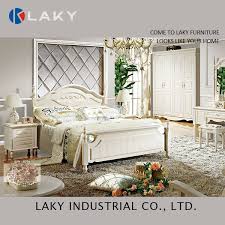 Realizzata interamente in legno massello e verniciata con la particolare tecnica della finitura a straccio. 605 Di Lusso Royal Neoclassico In Legno Massello Mobili Camera Da Letto Perl Bianco Scultura In Legno Letto Di Notte Del Basamento Como Armadio Camera Da Letto Set Buy Di