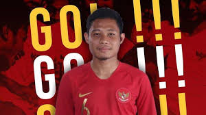 Dengan kepiawaian mengolah si kulit bundar, dia menjadi tulang punggung keluarganya. Evan Dimas Darmono Diisukan Bakal Dibajak Persis Padek Co