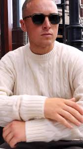 En av våre favoritter i høst- kabelstrikkegenser😍Den er SÅ fin og gjør så  mye med et enkelt antrekk. En fin chinos og en kabelstrikket genser