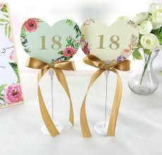 Recycler de vieux pots en vases contemporains, personnaliser sa nappe, créer ses propres serviettes ou encore fabriquer un centre de table hors du commun. Idees Deco Mariage A Faire Soi Meme Pour Un Evenement Exceptionnel