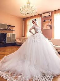 Schlichte brautkleider wirken auf den ersten blick nicht so spektakulär wie wallende hochzeitskleider mit schleppe und auffälligen verzierungen, dafür betonen sie den persönlichen charme und die natürliche schönheit der braut. V Ausschnitt Normale Taille Tull Gericht Schleppe Langarmeliges Brautkleid Gillne De
