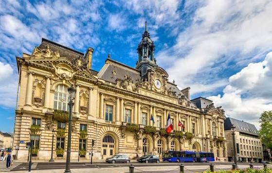 Quảng trường Hôtel de Ville tại Trung tâm Thành phố Paris | Expedia
