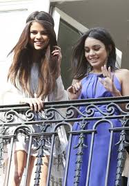 Vanessa Hudgens Photos Photos Spring Breakers Cast Waves To Fans Vanessa Hudgens Selena Gomez Vanessa Hudgens Style