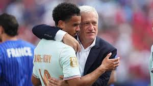 Warren Zaïre-Emery, la confrontation avec Didier Deschamps en pleine Coupe du monde — Yahoo Actualités