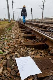Ihren gläubigern den stinkefinger zu zeigen oder einfach nur den ehepartner mit den kleinen sitzen zu lassen? Eine Junge Frau Hinterlasst Einen Abschiedsbrief Und Geht Zum Selbstmord Auf Einer Eisenbahn Brief In Englisch Zu Begehen Lizenzfreie Fotos Bilder Und Stock Fotografie Image 16469498