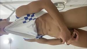 精瘦体育生厕所里打飞机- ThisVid.com