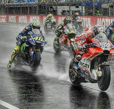 Motorcycle Race In The Rain Motogp Racing Motorcycles Motogp Rossi