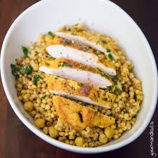 Voici Un Couscous Qui Vient De Loin Je Lai Decouvert Via Une Box Culinaire Pour Le Maftoul Libanais Ou Jordanien Les Graines De Couscous Sont Plus G Jordanien