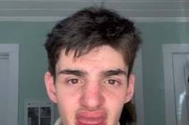 Jovem descobre que melhor amigo que mantinha há 10 anos era ator contratado  pela tia