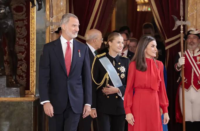 El gesto más espontáneo de la princesa Leonor durante la recepción en el  Día de la Hispanidad delante de los reyes Felipe y Letizia