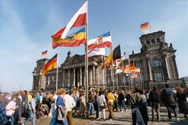 Penyatuan kembali jerman atau reunifikasi jerman (jerman deutsche wiedervereinigung) berlangsung pada tanggal 3 oktober 1990, ketika mantan daerah republik demokratis jerman (jerman timur) digabungkan ke dalam republik federal jerman (jerman barat). Reunifikasi Jerman Latar Belakang Kronologi Dan Dampaknya Halaman All Kompas Com