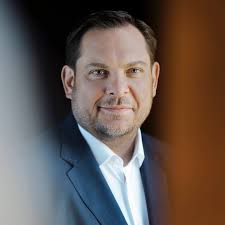 Zehn Jahre Oberbürgermeister meiner Heimatstadt Oberhausen zu sein, war mir  eine große Ehre. Ich danke allen, die mir mit ihrer Stimme im ersten  Wahlgang und in der Stichwahl ihr Vertrauen geschenkt haben.