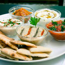 Israelis und palästinenser haben mehr gemeinsam als das essen. Feinbergs Israelische Spezialitaten Berlin Creme Guides Israelische Rezepte Israelische Kuche Lebensmittel Essen
