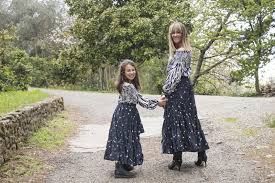 Gli abiti mamma e figlia sono perfetti per stupire tutti quanti con uno stile unico. To Lu La Moda Mamma E Figlia Moderna E Super Trendy