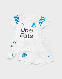 On y retrouve le félin doré, brodé à droite du maillot, ainsi que l'intemporel logo de l'olympique de marseille à gauche du maillot. Puma Olympique Marseille Fc 2021 22 Home Kit Infant