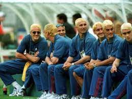 Romania se pregateste pentru generatia de copii scandinavi, blonzi, cu ochi albastri. Cu Totii In Galben Ultima Nationala Care I A Scos In Strada Pe Romani Generalul Si Puii De Gaina Care Au Dus Romania La Ultimul Mondial Sport Ro