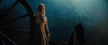 Elle est une méchante fée et la maîtresse absolue du mal autoproclamée qui, après ne pas avoir été invitée au baptême de la princesse aurore, jette un sort à cette dernière: Malefique La Belle Au Bois Dormant Joliment Revisitee Cinema Dvd Maxoe