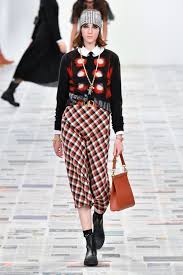 I romani ovviamente non facevano eccezione e, al pari dei loro connazionali, trascorrevano buona parte del tempo libero davanti al piccolo schermo. Tendenze Moda Autunno Stile Anni 70 E Mix Di Fantasie Io Donna