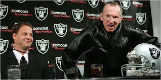 Russell wurde jedoch bereits 2009 aufgrund enttäuschender leistungen wieder entlassen. In Kiffin Raiders Are Putting Young Face In Tough Job The New York Times