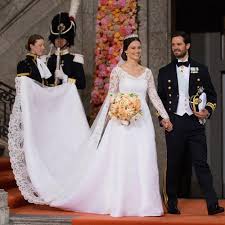 Die prinzessin von york trug ein kleid des britischen labels peter pilotto. Edle Stoffe Die Schonsten Brautkleider Der Stars